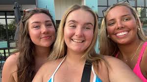 Hi! My name is Elissa and I'm a sophomore looking for one or multiple  roommates for the 2025-2026 school year. I am looking for someone who  doesn't smoke/vape and is fairly clean.