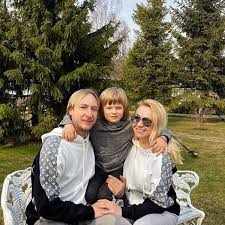 Во время разговора анчуков уже был болен. 7 Letnego Syna Yany Rudkovskoj I Evgeniya Plyushenko Stali Izbegat Drugie Deti Iz Za Sluhov O Ego Bolezni Vokrug Tv
