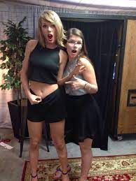 Taylor Swift Exposes Her Belly Button in Fan Photo, Internet Explodes