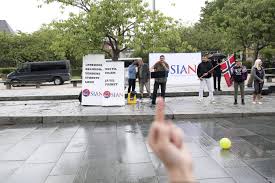 Flere har kritisert politiets maktbruk da flere ungdommer gikk til angrep på sians demonstrasjon på festplassen. Bergen Arbeiderpartiet Onsker Ikke Sian I Bergen