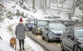 'toen het pionierskamp was gebouwd, vonden kinderen hier botten', vertelt jevgeni. Khohjgrljx99cm
