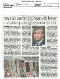 Pekerja asing di tapak pembinaan yang memakai gelang merah jambu, bertujuan mengelak mereka keluar dari kawasan. Search