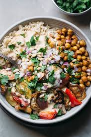 Moroccan Spiced Veg Chickpea Bowl With Mango Tahini Sauce Recette En 2020 Plat Vegetarien Cuisine Vegetarienne Recette Vegetarienne
