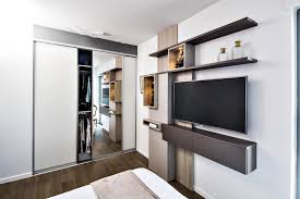 Chambre Design Avec Meuble Tv Couleur Bois Et Chocolat Et Dressing Sur Coulisses Sur Mesure Compagnie Des Atelie En 2020 Chambre Design Meuble Tv Amenagement Chambre