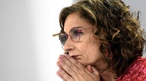 Factura de la luz: Montero: Hacienda ingresará unos 1.000 millones menos  tras la reducción del IVA de la luz