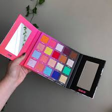 I am an avid consumer of beauty guru content on youtube, ig i was so excited when i heard nikkietutorials was coming out with her own palette with too faced. Nikkietutorials X Beauty Bay Palette Review Swatches Hope And Highlighter