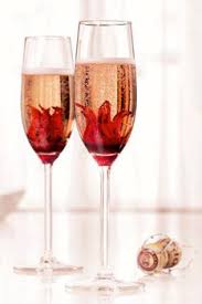 Hibiskusbluten In Sektflote Fur Einen Besonderen Eyecatcher Bei Hochzeiten Nur Eine Von Vielen Kreativen Ideen Von Eurem Hoch Hibiskus Delikatessen Champagner