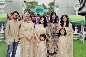 Baju lebaran biasanya identik dengan baju model couple satu keluarga. Foto Keluarga Raffi Ahmad Di Hari Lebaran Banyak Salah Fokusnya
