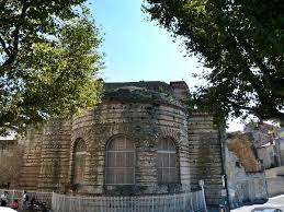 Découvrez arles, la ville romaine en provence, ancienne ville impériale et capitale de la provence cet héritage historique et patrimonial joue un rôle dans le renouveau culturel provençal de la fin du. Arles Und Die Provence