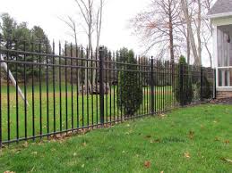 Najděte stock snímky na téma aluminum garden fence v hd a miliony dalších stock fotografií, ilustrací a vektorů bez autorských poplatků ve sbírce shutterstock. Residential Aluminum Fence Black Metal Fence