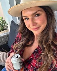 Janette Pope's Instagram, Twitter & Facebook