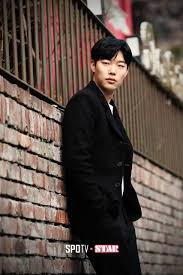 Mọi người ơi, ghé lại xem hành trình khám phá havana của anh hướng dẫn viên ryu jun yeol và người anh thương mến lee je hoon có gì thú vị nào!! Ryu Jun Yeol ë¥˜ì¤€ì—´ Picture Hancinema The Korean Movie And Drama Database Ryu Jun Yeol Ryu Picture Gallery