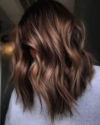 Dal cinnamon balayage al moka, le tendenze colore d'autunno 2020. Colore Capelli 2020 2021 Biondi E Castani I Colori Luminosi Dell Anno Donne Sul Web Short Brunette Hair Brown Hair Balayage Painted Hair Balayage
