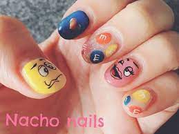 nacho nails on instagram マイネイル だいぶ伸びてますが 我ながらこれ可愛かったなぁ 笑 アート放題コースではこんな可愛いハンドペイントも楽しめます nnアート放題 mandms ハンドペイント 手描き ネイル ネイル キャラクター ハンド