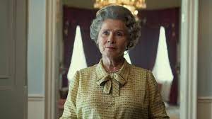 She is known to favor simplicity in court life and is also known to take a serious and. The Crown Erstes Foto Von Imelda Staunton Als Queen Elizabeth Ii