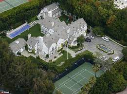 Victoria Beckham House Hunting In La She Wants 40m Pad On Billionaire S Beach Celebrity Mansions Celebrity Houses American Mansions
