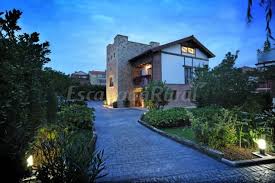 Buscas casa en un lugar excepcional y tranquilo, donde vivir rodeado de naturaleza y a pocos km de las principales playas de la zona oriental, noja,isla, santoña, laredo y a escasos 1.5 km. Torre De Quintana Casa Rural En Suances Cantabria
