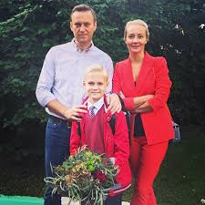 Он является одним из самых известных российских политиков, кроме того, считается хорошим юристом. Pervaya Ledi Oppozicii Chto My Znaem O Yulii Navalnoj I Chemu U Nee Sleduet Pouchitsya Spletnik