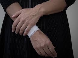 Kepala urusan subbagian humas polres ngawi ipda sapto margono mengatakan, aditya sempat terjatuh. Jika 10 Tanda Self Harm Ini Muncul Segera Cari Bantuan