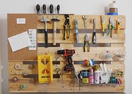 Fabriquer Son Rangement Mural Pour Outils De Bricolage En Palette Diy Palette Deco Rangement Mural Palette Diy