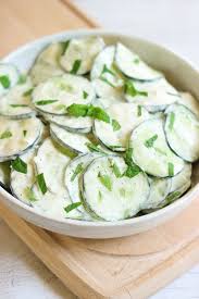 Salade De Concombre A La Sauce Tzatziki Elle Mijote Quelque Chose Recette Salade Concombre Idee Recette Salade Recettes De Cuisine