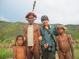 Pakaian adat holim tersebut juga memiliki nama lain yaitu koteka. 4 Tips Saat Bertemu Suku Suku Di Pedalaman Papua