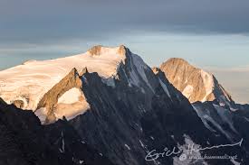 The hut lies at a height of 3,240 metres above sea level, just above the lötschenlücke, the glacier pass connecting the lötschental from the aletsch glacier. Hochtourenwoche 2018 Tag 4 Hummeli Net