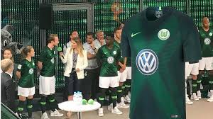 Auch eine tolle auswahl an schals und caps gibt es für die. Vfl Wolfsburg Das Ist Das Neue Trikot Und Ihr Konnt Es Bewerten Sportbuzzer De