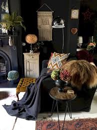10 Wunderschone Dunkle Bohmische Dekoration Ideen Fur Mehr Komfort 10 Wunderschone Black Living Room Living Room Decor Apartment Bohemian Living Room Decor