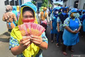 Lowongan kerja yang dibutuhkan 1. 48 118 Buruh Pabrik Rokok Di Kudus Terima Thr Lebih Awal Antara News