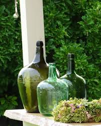 Weinballons In Verschiedenen Gruntonen So Sieht Ein Teil Meiner Gartendeko Aus Gefunden Naturlich Beim Trodler Ich Habe Lange Geschrup Garten Deko Grun Wein