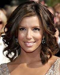 Eva Longoria Setzt Auf Extra Volumen Und Seitenscheitel Die Locken Umspielen Frisuren Ovales Gesicht Frisur Kurz Rundes Gesicht Haarschnitt