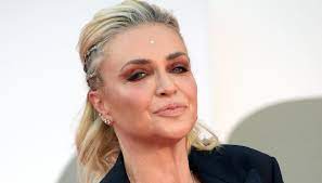 Spegne le candeline in videochiamata. Paola Barale Ignites Name That Tune The Exaggerated Look Obscures Anna Tatangelo World Today News