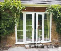 Bay window adalah jendela dengan model yang menjorok ke depan, keluar dari garis batas dinding bangunan. 8 Jenis Jendela Rumah Minimalis Modern Terbaik Saat Ini