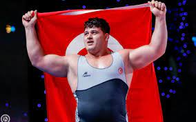 İlkokul eğitimini tamamladıktan sonra güreş eğitimine başlamıştır. Dljlncpnsn E3m