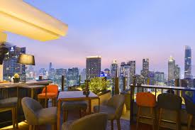 Dunia malam di thailand yang penuh dengan sensasi hiburan untuk para wisatawan mancanegara yang berkunjung ke negeri gajah putih ini. Kehidupan Malam Bangkok Bar Klub Area Hiburan Malam Populer