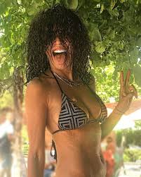 Jun 20, 2021 · η μαρία σολωμού έκανε το μπάνιο της στην πισίνα του ξενοδοχείου, όπου διαμένει και φωτογραφήθηκε με μαγιό, «κόβοντας» την ανάσα στους διαδικτυακούς της φίλους με τις άψογες αναλογίες της. Maria Solwmoy Epta Fores Poy Thn Eidame Me Magio Kai Pa8ame Plaka Pics Mothersblog Gr