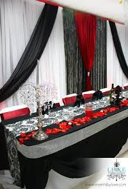 Black And White Table Skirting Red White And Black Elegant Backdrop For Headtable At A Wedding Reception Mesas De Boda Decoracion Del Hogar Blanco Cosas De Boda