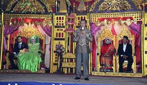 Prosesi akad nikah dilakukan oleh calon pengantin pria dengan orangtua atau wali nikah, sementara pengantin wanita biasanya berada di kamar . Contoh Sambutan Resepsi Pernikahan Penyerahan Pengantin Pria Muda Mudi Condrowangsan