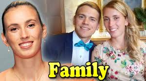 Athlete (tennis player) denis shapovalov's father is viktor shapovalov and his mother is tessa shapovalova. Denis Shapovalov Family With Father Mother And Girlfriend Penny Oleksiak 2020 Youtube
