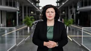 Seit 2019 ist er zusammen mit amira mohamed ali vorsitzender der linksfraktion im bundestag. Alte Schule Amira Mohamed Ali Bildung Sz De