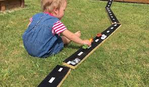 Spielstrasse Fur Den Garten Selber Machen Mamablog Einer Schreit Immer In 2020 Kinder Garten Spielzeugautos Spielzeug Draussen