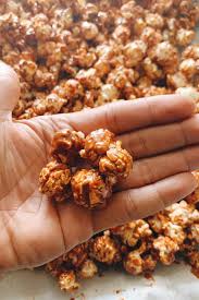 Kemudian panaskan wajan dengan api sedang dan tambahkan minyak zaitun atau minyak kelapa. Chef Kongsi Cara Buat Popcorn Karamel Homemade Masak Guna Periuk Je