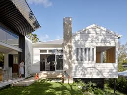 Big in style inclusions but small in price — this classic queenslander is grabbing headlines for all the right reasons. Architect Reinterprets Queenslander For A Bright And Breezy Addition