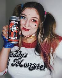 𝐼'𝓂 𝓀𝓃𝑜𝓌𝓃 𝓉𝑜 𝒷𝑒 𝓆𝓊𝒾𝓉𝑒 𝓋𝑒𝓍𝒾𝓃𝑔, 𝐼'𝓂 𝒿𝓊𝓈𝓉  𝒻𝑜𝓇𝑒𝓌𝒶𝓇𝓃𝒾𝓃𝑔 𝓎𝑜𝓊 ♦️🖤 I'm Dr. Harleen Quinzel, I've got a Ph.D  in drinking beer and kicking ass, and we're bringing in day 6 of #