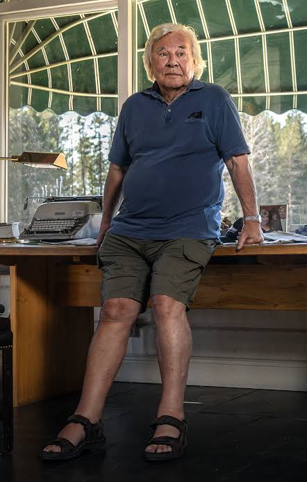Jan Guillou orkar inte längre – tvingas använda käpp