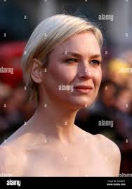 Actress renee zellweger arrive premiere hi-res stock photography and images 