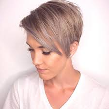 Nie som zástanca toho, že by si mali ženy po štyridsiatke skrátiť vlasy, ale pravdou je, že ako päťdesiatnička. Pixie Haircuts 2019 Fotografie Novy Stylovy Styl Pro Kratke Vlasy
