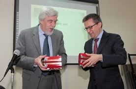 As moedas de €1 e €2 da primeira e da segunda série exibem a efígie do rei juan carlos i de borbón y borbón. Eu Commissioner Carlos Moedas Visits Sesame Cern Bulletin