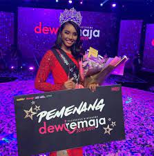 Wartawan penyiaran berasal dari kuala lumpur, shaza bae dinobatkan sebagai juara dewi remaja 2019.shaza, 24, berjaya menumpaskan empat finalis lain iaitu adriana ghafar, 21, nynaa harizal, 23, shatirah amanda, 19 dan syamira izzati, 22. Haneesya Hanee Juara Dewi Remaja 2018 2019 Sensasi Selebriti